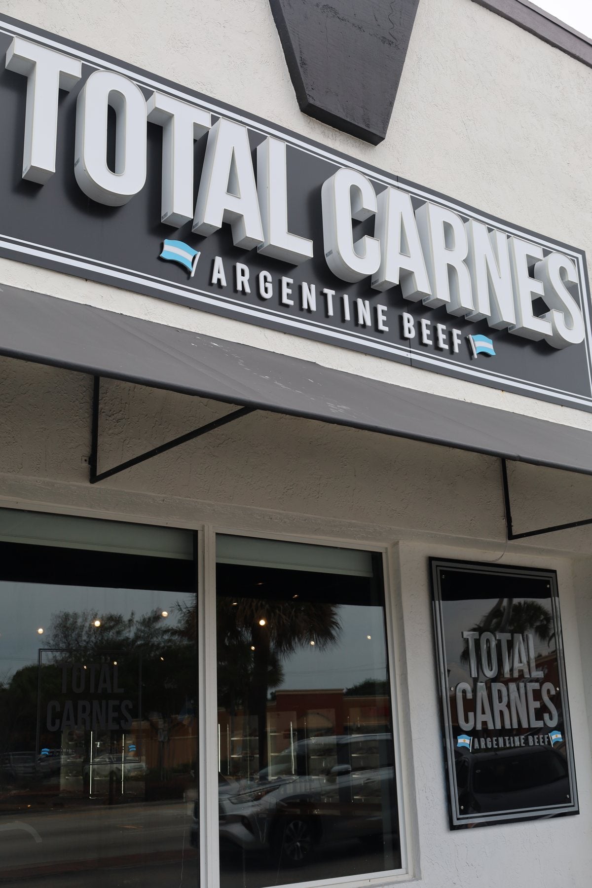 Total Carnes storefront sign